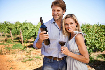 享受一天酒品尝葡萄树肖像夫妇享受酒品尝葡萄园