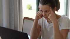 真实的高加索人年轻的女人聊天移动PC首页生活房间写作搜索桌子上快乐夫人工作电脑浏览互联网商业教育技术概念