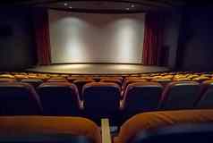 空椅子站电影剧院空座位观众