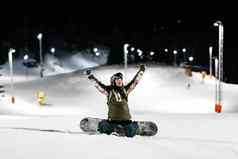 滑雪女孩摆姿势山坡上晚上滑雪冬天度假胜地