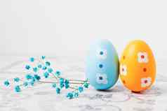 复活节五彩缤纷的鸡蛋黄色的蓝色的复活节装饰