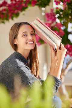 事情取代书书肖像年轻的女人阅读书首页