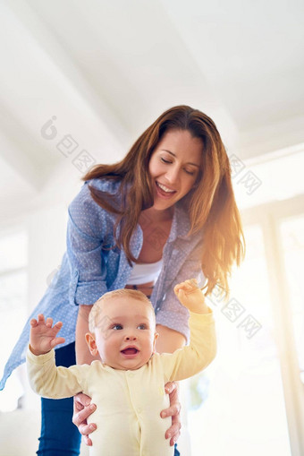 采取步骤拍摄婴儿学习走妈妈。
