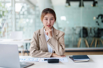 数据分析计划市场营销会计审计肖像亚洲业务女人规划市场营销统计数据表电脑现在市场营销计划项目会议