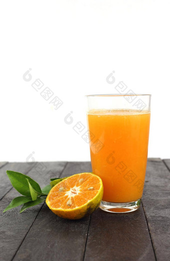 玻璃<strong>新</strong>鲜的美味的<strong>橙色</strong>汁一半<strong>橙色</strong>叶子黑色的表格白色背景