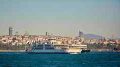 伊斯坦布尔火鸡4月乘客船穿越博斯普鲁斯海峡