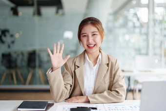 数据分析计划市场营销会计审计肖像亚洲业务女人规划市场营销统计数据表电脑现在市场营销计划项目会议