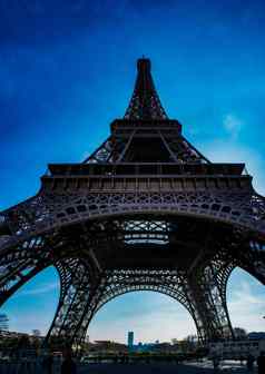 埃菲尔铁塔塔蓝色的天空法国巴黎