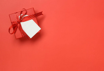 前视图红色的礼品盒红色的点丝带空白标签红色的背景情人节生日周年纪念日