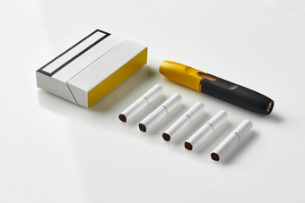 一代黑色的黄色的电子香烟包加热棒孤立的白色广告区域加热烟草系统关闭