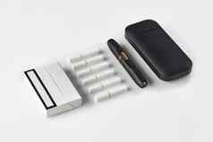 一代黑色的电子香烟电池包加热棒孤立的白色加热烟草系统关闭