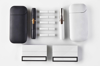一代黑色的白色电子香烟电池加热棒包孤立的白色加热烟草系统关闭