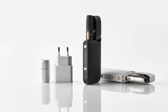 一代黑色的白色电子香烟开放电池孤立的白色高新技术加热烟草系统广告关闭