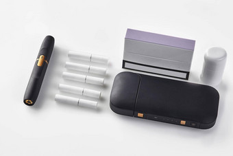 一代黑色的电子香烟电池更清洁的包紫色的一边加热棒孤立的白色加热烟草系统关闭