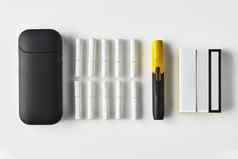 一代黑色的黄色的电子香烟电池包这加热棒孤立的白色加热烟草系统关闭
