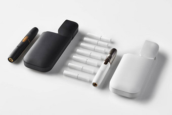 一代黑色的白色电子香烟开放电池加热棒孤立的白色加热烟草系统关闭