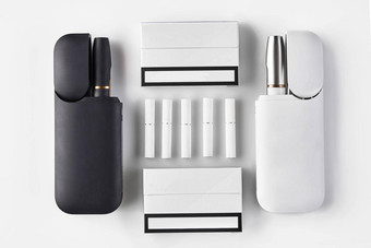 黑色的白色电子香烟开放电池包加热棒孤立的白色高新技术加热烟草系统关闭