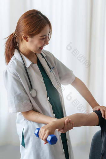 女人康复治疗疼痛诊所医生理疗师医生理疗师检查治疗受伤的手臂肩膀