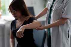 女人康复治疗疼痛诊所医生理疗师医生理疗师检查治疗受伤的手臂肩膀
