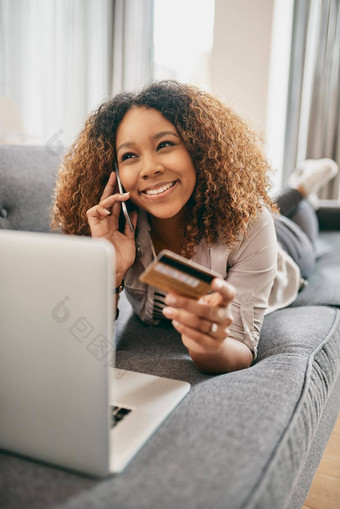 购物安慰首页拍摄快乐的年轻的女人在线购物移动PC会说话的手机首页