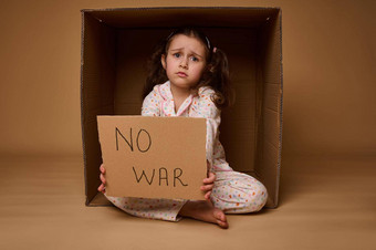 心烦意乱欧洲女孩坐着内部纸板盒子显示停止战争海报概念停火问题移民难民军事冲突