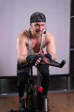 自行车自行车运动员泵教练腿培训体育运动适合脚人活跃的形状设备男人。dult有氧运动成人燃烧脂肪高加索人强大的女人骑自行车