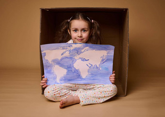 美丽的女孩马尾辫坐着<strong>内部</strong>纸板盒子海报画图像世界地图孤立的米色背景环境保护保存<strong>地球</strong>概念