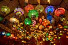 传统的阿拉伯语灯笼市场浅景深