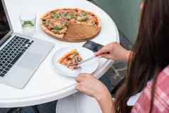 前视图业务女人吃披萨工作披萨餐厅