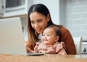 公司工作妈妈裁剪拍摄有吸引力的年轻的女人工作首页新生儿婴儿坐着移动PC