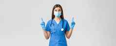 科维德防止病毒健康医疗保健工人检疫概念好奇的女医生护士蓝色的实习医生风云医疗面具阅读横幅指出手指