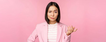 肖像愤怒的亚洲女人西装握紧的拳头愤怒的愤怒的smth坏站粉红色的背景