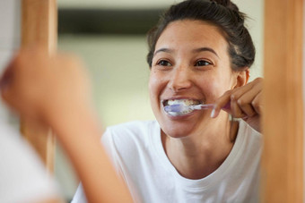 <strong>健康</strong>的牙齿刷一天拍摄年轻的女人<strong>刷牙</strong>牙齿浴室镜子