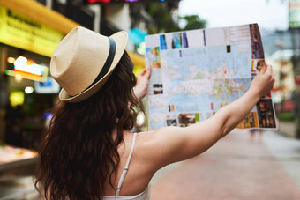 任务景点裁剪拍摄年轻的女人地图旅行外国城市