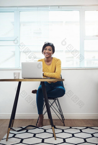 首页时间时间抓完整的长度拍摄有吸引力的年轻的女人坐着首页移动PC
