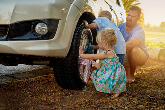 他们急切的爸爸洗车拍摄家庭洗车