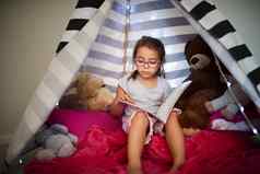 日益增长的爱阅读拍摄女孩阅读书Teddybear帐篷首页