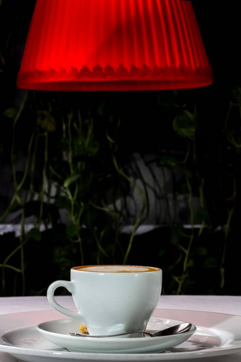 杯卡布奇诺咖啡咖啡站表格晚上红色的<strong>灯罩</strong>