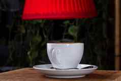 杯卡布奇诺咖啡咖啡站表格晚上红色的灯罩