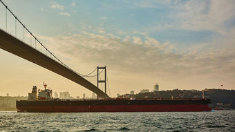 火鸡伊斯坦布尔横跨博斯普鲁斯海峡通道横跨博斯普鲁斯海峡桥货物船桥