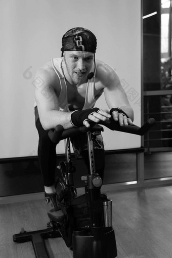 自行车泵运动员教练自行车腿培训体育运动适合年轻的人活跃的形状设备男人。骑自行车运动成人艾克脂肪高加索人强大的女人骑自行车