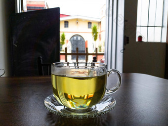透明的杯热茶木表格背景自然