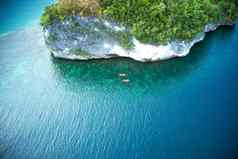 巡航岛独木舟高角拍摄喜欢冒险的年轻的夫妻划独木舟美丽的海洋印尼