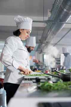 餐厅厨房员工切新鲜的草本植物蔬菜美食菜服务细餐厅