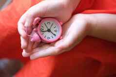 粉红色的时钟指南针孩子们手特写镜头