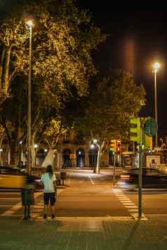 西班牙语巴塞罗那城市景观晚上场景
