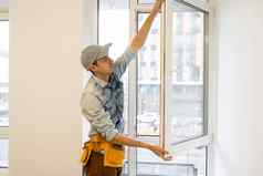建设工人安装窗口房子