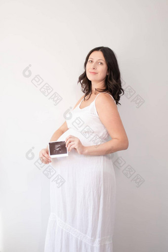 怀孕了女人照片超声波怀孕享受怀孕快乐时间妈妈。可爱的大肚子