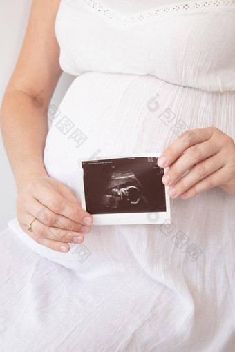 怀孕了女人照片超声波怀孕享受怀孕快乐时间妈妈。可爱的<strong>大肚</strong>子