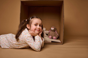 美丽的女孩可爱的孩子说谎米色背景纸板盒子豪华的<strong>兔子</strong>玩具硬封面书